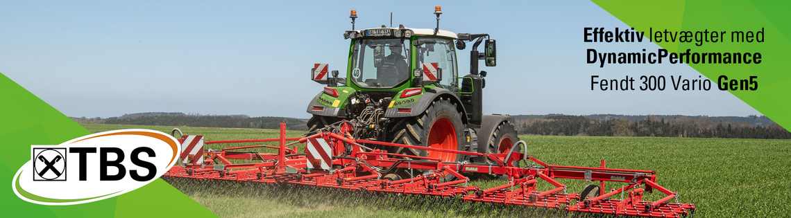 Fendt 300 Vario Gen5, der kører med harve på mark
